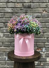 Композиция Яркие эмоции в Иглино Цветочная композиция из Гипсофила и Розы в шляпной коробке в Иглино