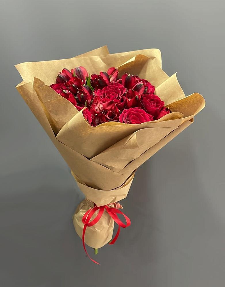 Букет прекрасной женщине в Иглино Букет цветов из: Альстромерии и Розы в Иглино