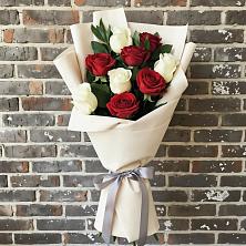 Букет красно-белые розы в Иглино Букет цветов из:  Розы в Иглино