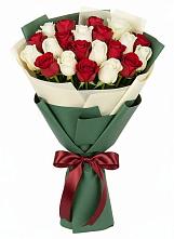 Микс из красных и белых роз в Иглино Букет Микс из красных и белых роз в Иглино