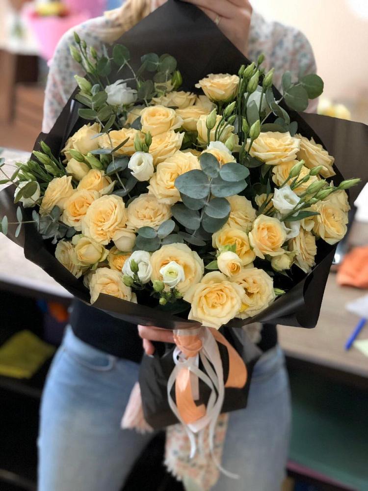 Букет птица счастья в Иглино Букет цветов из: Розы и Лизиантусы в Иглино