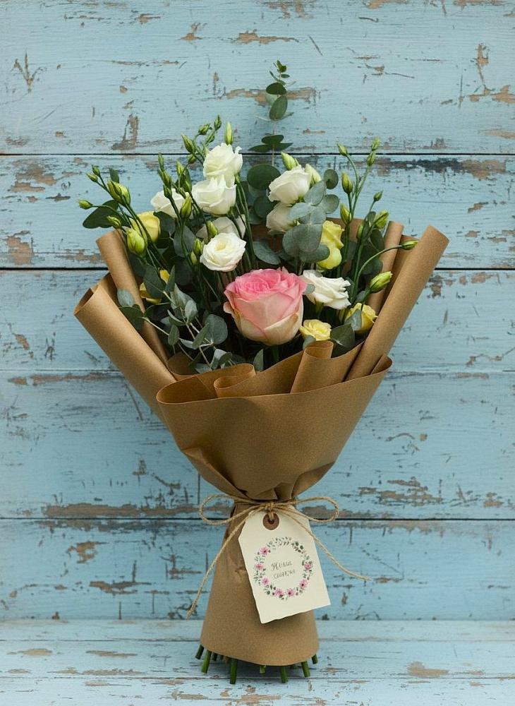 Букет нежный привет в Иглино Букет цветов из: Розы и Лизиантусы в Иглино