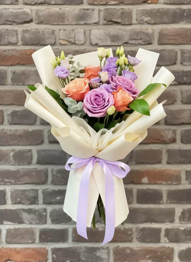 Букет цветочные ноты в Иглино Букет цветов из: Лизиантусы и Розы в Иглино