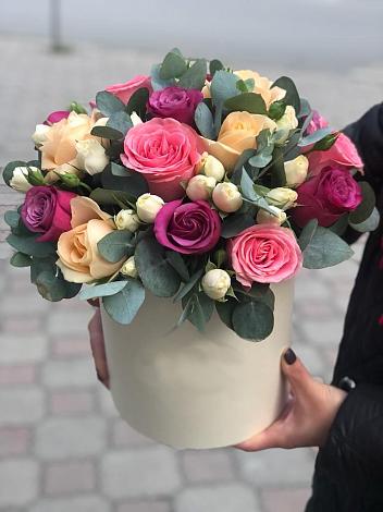 Цветочная композиция из Розы в шляпной коробке в Иглино
