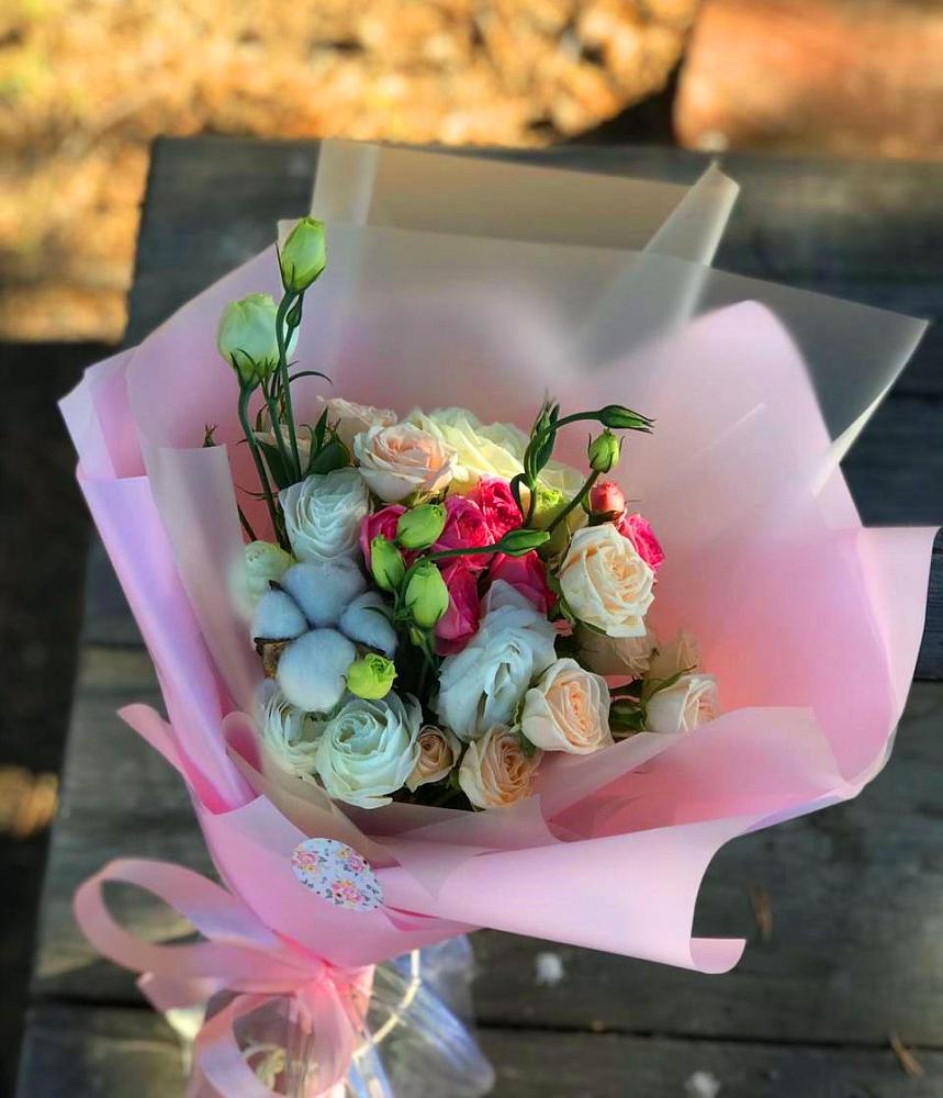 Букет цветочный коктейль в Иглино Букет цветов из: Розы и Лизиантусы в Иглино