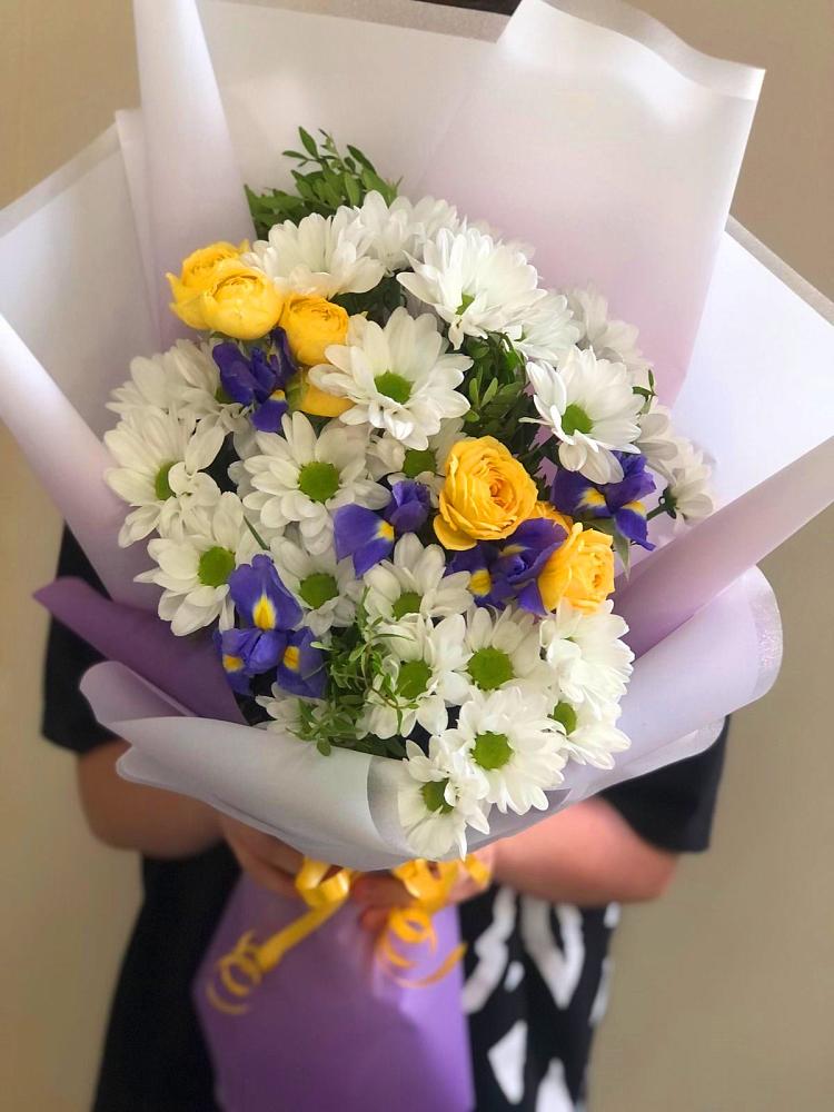 Букет солнечный привет в Иглино Букет цветов из: Ирисы, Хризантемы и Розы в Иглино