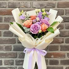 Букет цветочные ноты в Иглино Букет цветов из:  Лизиантусы и Розы в Иглино