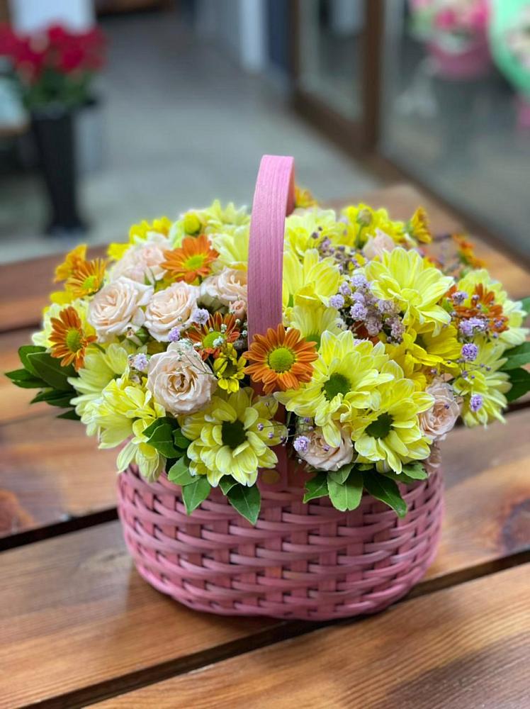 Композиция цветы лета в Иглино Цветочная композиция из Хризантемы и Розы в корзине в Иглино
