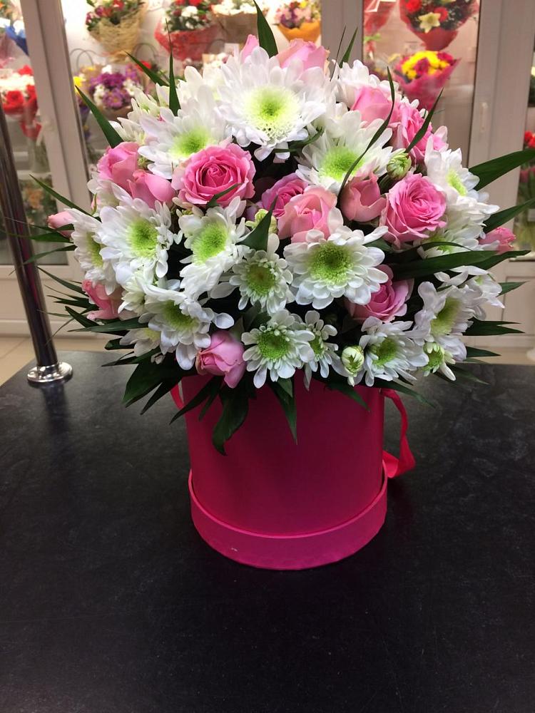 Композиция грация в Иглино Цветочная композиция из Розы и Хризантемы в шляпной коробке в Иглино