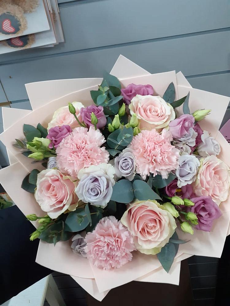 Букет обаятельный в Иглино Букет цветов из: Розы, Гвоздики и Лизиантусы в Иглино