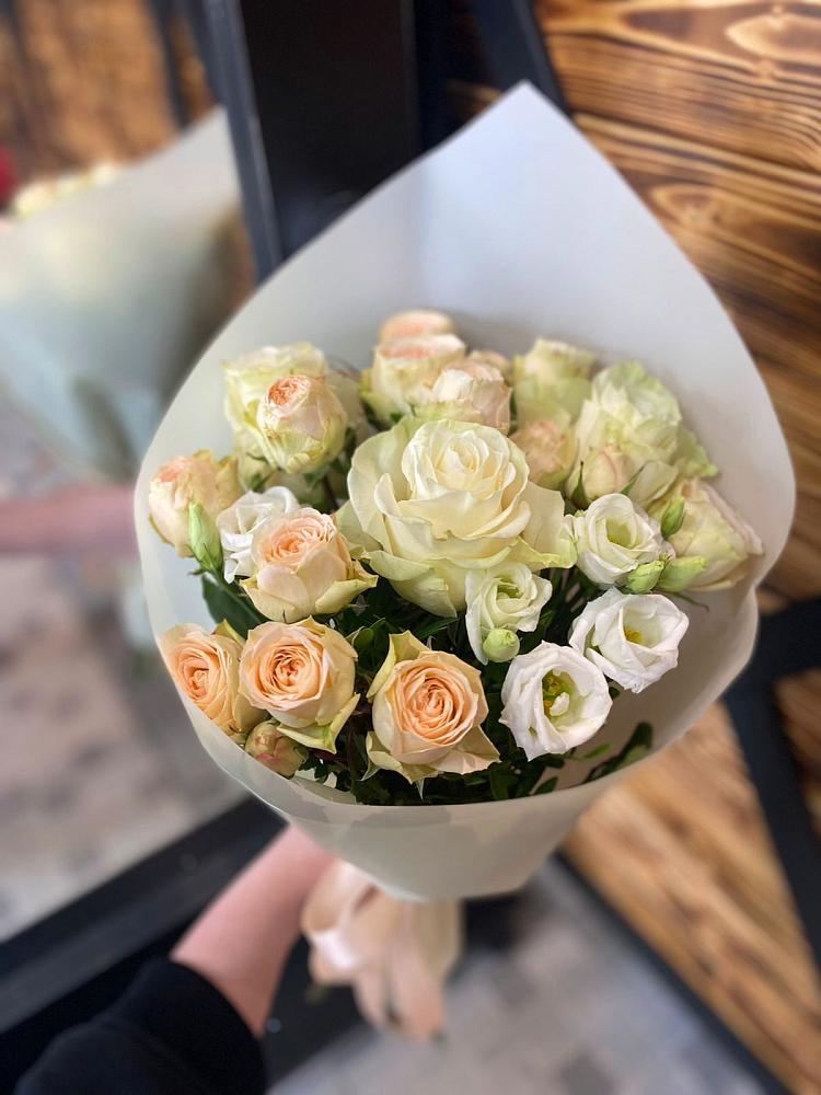 Букет Летний бриз в Иглино Букет цветов из: Розы и Лизиантусы в Иглино